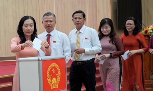Các đại biểu HĐND bỏ phiếu bầu bổ sung Ủy viên UBND tỉnh Kiên Giang. Ảnh: Nguyên Anh