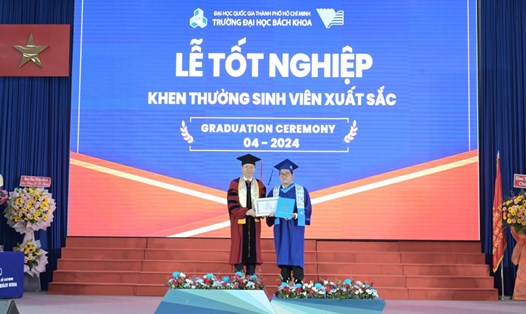 Thái Tài (bìa phải) nhận khen thưởng sinh viên xuất sắc từ ông Mai Thanh Phong - Hiệu trưởng Trường Đại học Bách Khoa - Đại học Quốc gia TPHCM. Ảnh: Như Quỳnh.