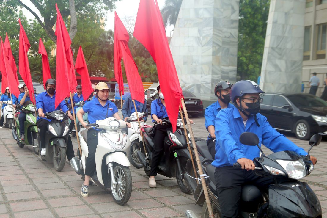 Công nhân, viên chức, lao động diễu hành tuyên truyền cổ động về Tháng hành động ATVSLĐ và Tháng Công nhân năm 2024. Ảnh: Mạnh Quân