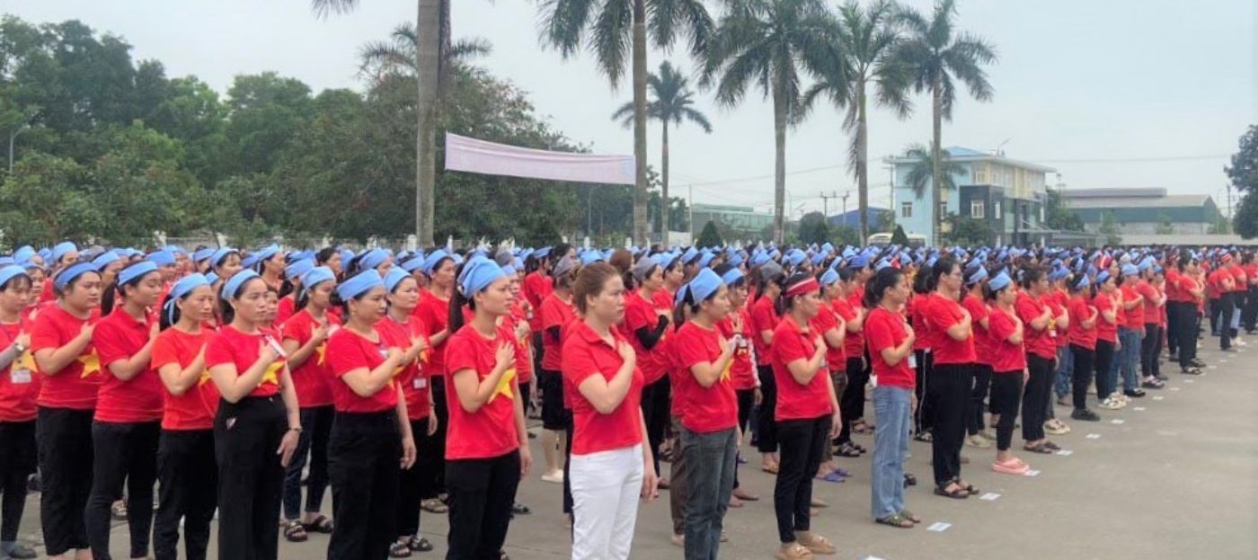 CNLĐ Công ty TNHH Wooin Vina (Diễn Châu, Nghệ An) nghiêm trang chào cờ trong ngày đầu tuần. Ảnh: CĐCS