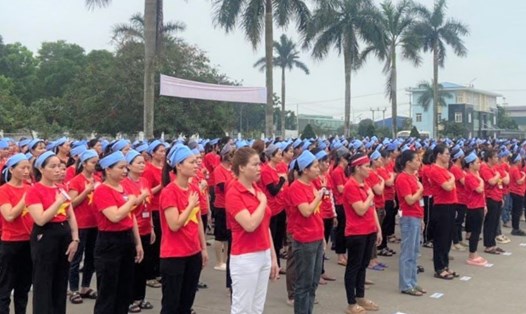 CNLĐ Công ty TNHH Wooin Vina (Diễn Châu, Nghệ An) nghiêm trang chào cờ trong ngày đầu tuần. Ảnh: CĐCS