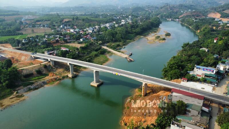 Cầu trăm tỉ vượt sông Gâm tại Tuyên Quang đang gấp rút hoàn thành. Ảnh: Lam Thanh