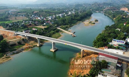 Cầu trăm tỉ vượt sông Gâm tại Tuyên Quang đang gấp rút hoàn thành. Ảnh: Lam Thanh