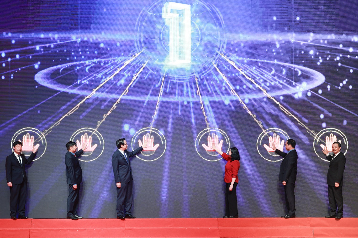 Lãnh đạo Đảng, Nhà nước, Tổng Liên đoàn Lao động Việt Nam, Bộ Lao động Thương binh và Xã hội thực hiện nghi thức phát động Tháng Hành động về An toàn, vệ sinh lao động và Tháng Công nhân năm 2024. Ảnh: Hải Nguyễn 