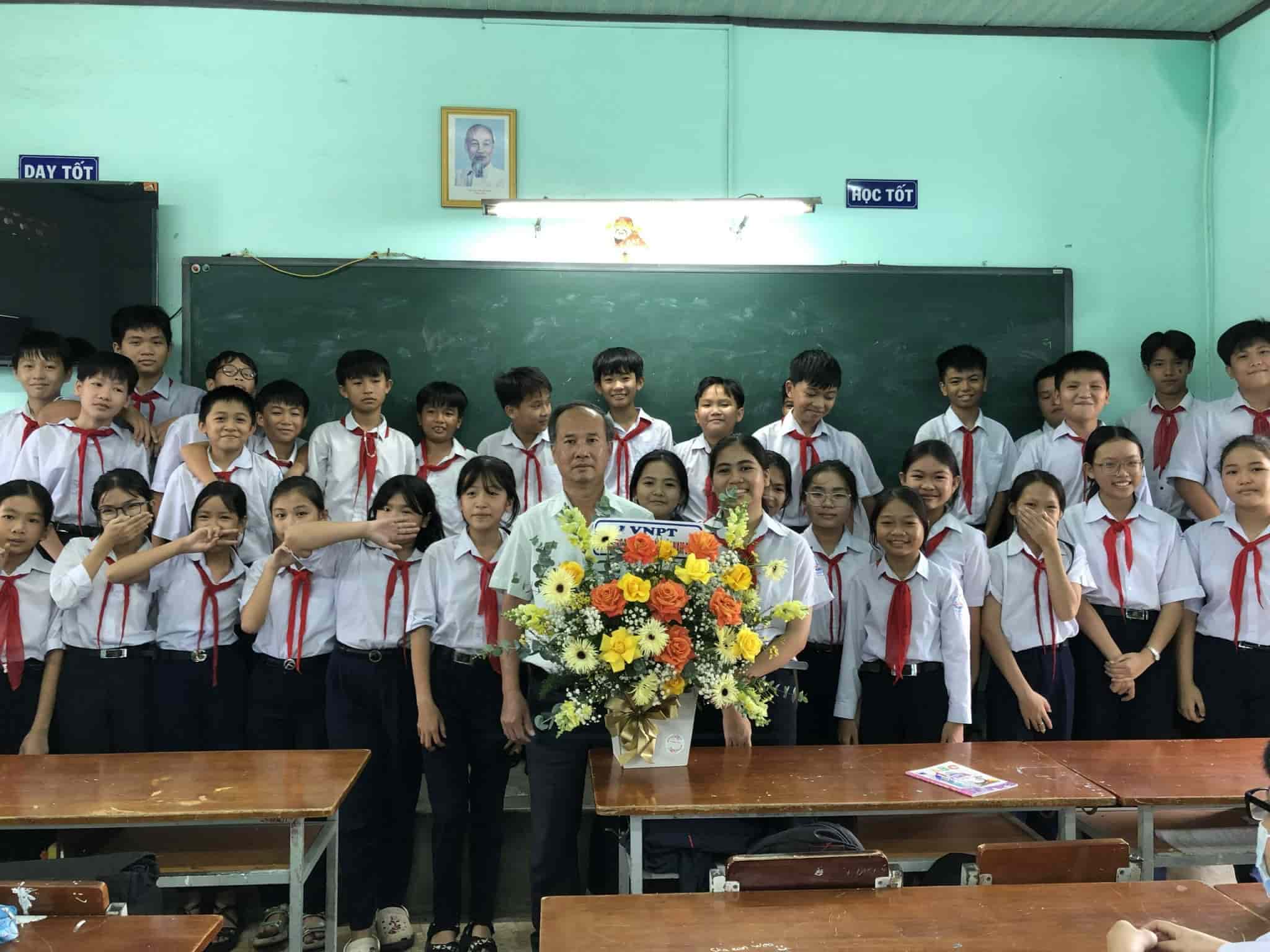 Học sinh lớp Trường THCS Trịnh Phong tặng hoa cho thầy Lực nhân ngày Nhà giáo Việt Nam 20.11. 