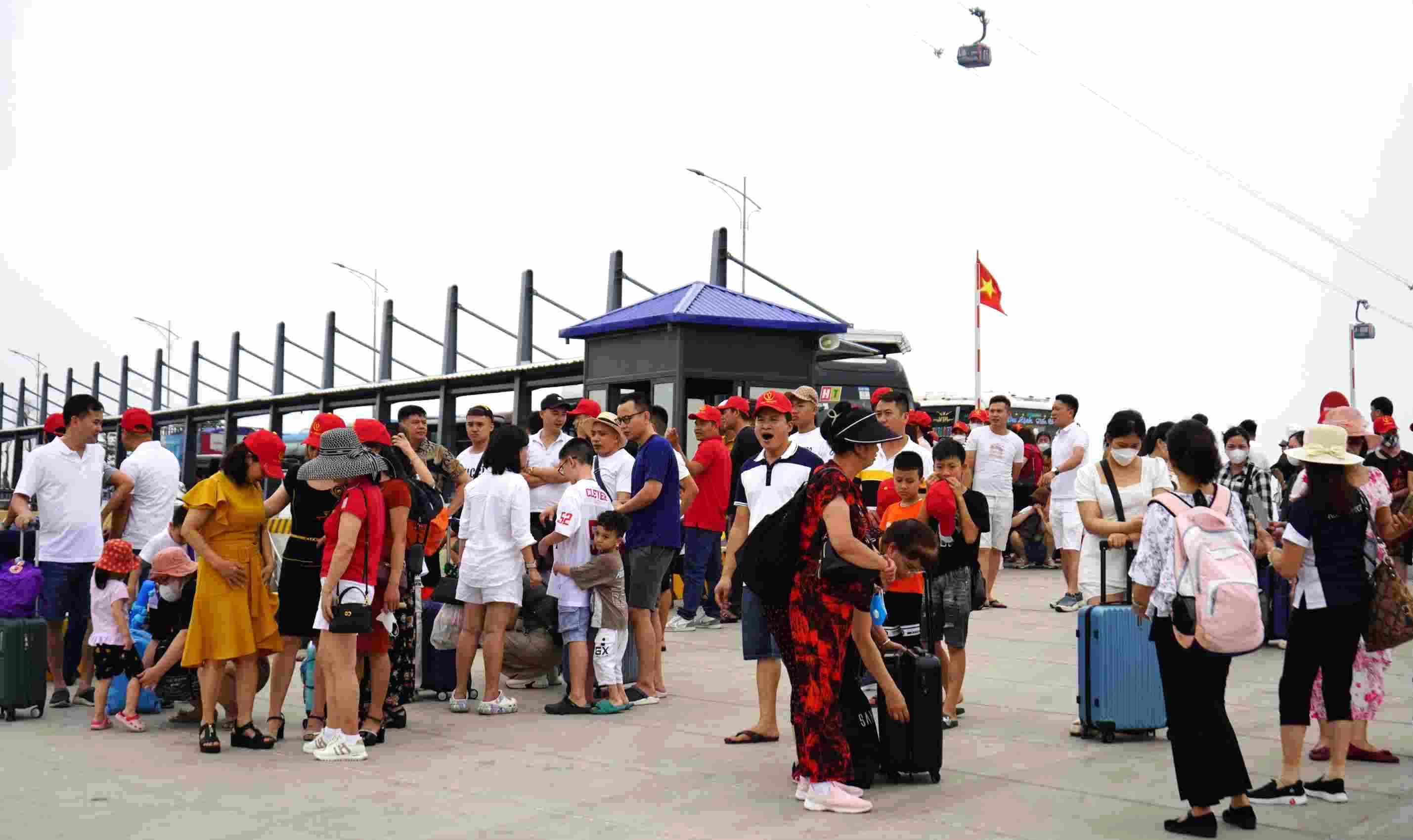 Ghi nhận của PV Lao Động, sáng 26.4, một ngày trước kỳ nghỉ lễ 30.4, 1.5, lượng khách du lịch đến phà Đồng Bài để di chuyển qua đảo Cát Bà đã rất đông.