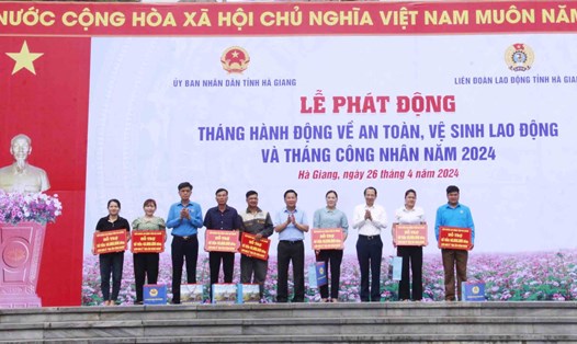 Lãnh đạo LĐLĐ và lãnh đạo UBND tỉnh Hà Giang trao tặng kinh phí hỗ trợ "Mái ấm Công đoàn" cho đoàn viên tại Lễ phát động Tháng Công năm 2024.