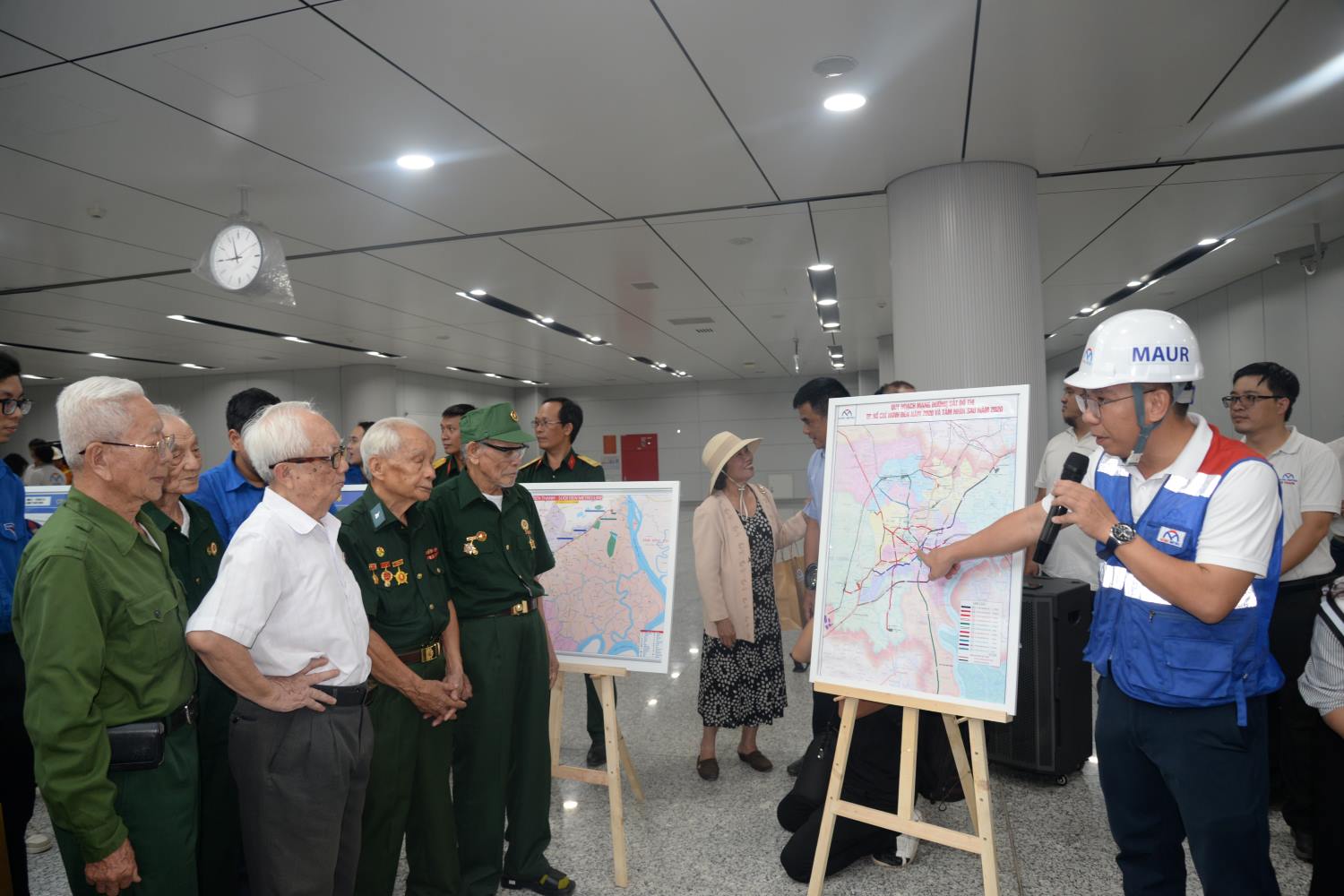 Các cựu chiến binh nghe đại diện Ban Quản lý đường sắt đô thị TPHCM thông tin về dự án Metro số 1.  Ảnh: Minh Quân