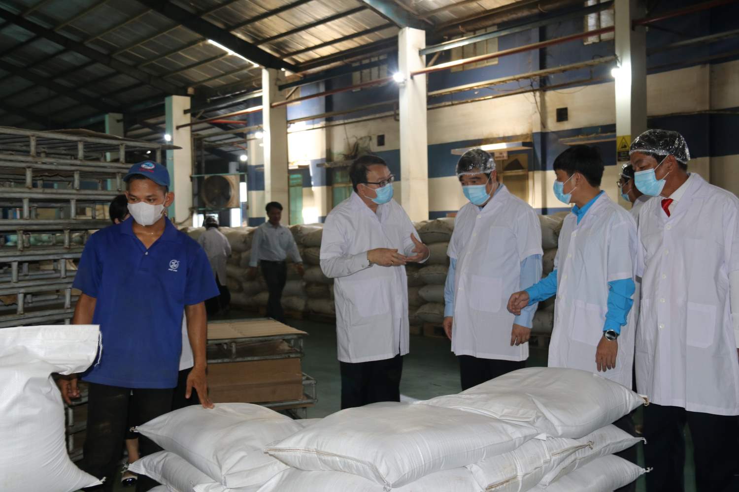 Khảo sát công tác an toàn lao động tại Công ty TNHH Long Sinh (KCN Suối Dầu, huyện Cam Lâm, Khánh Hòa). Ảnh: Phương Linh 