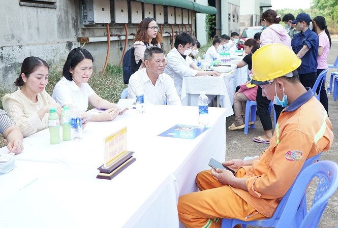 Công ty TNHH Medlatec Đắk Lắk khám bệnh, tư vấn sức khỏe và xét nghiệm, tầm soát ung thư gan miễn phí cho 350 công nhân lao động trong khu Công nghiệp Hòa Phú. Ảnh: Bảo Trung