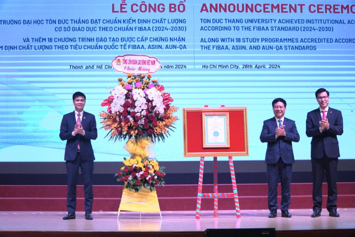 Ông Ngọ Duy Hiểu - Phó Chủ tịch Tổng Liên đoàn lao động Việt Nam tặng hoa chúc mừng Trường Đại học Tôn Đức Thắng. Ảnh: Chân Phúc