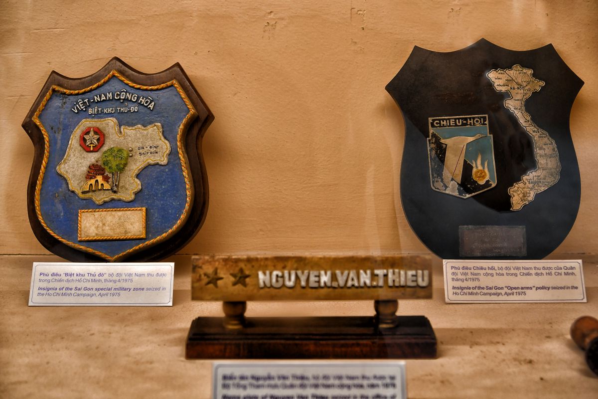Hai bức phù điêu và biển tên Tổng thống Nguyễn Văn Thiệu mà bộ đội ta thu được trong chiến tranh. 