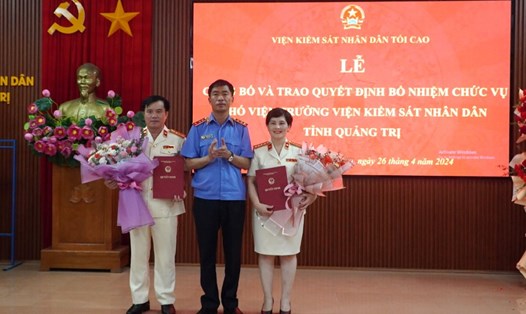 Ông Nguyễn Trường và bà Thái Thị Phương Lan nhận quyết định bổ nhiệm và hoa chúc mừng. Ảnh: H.Nguyên.
