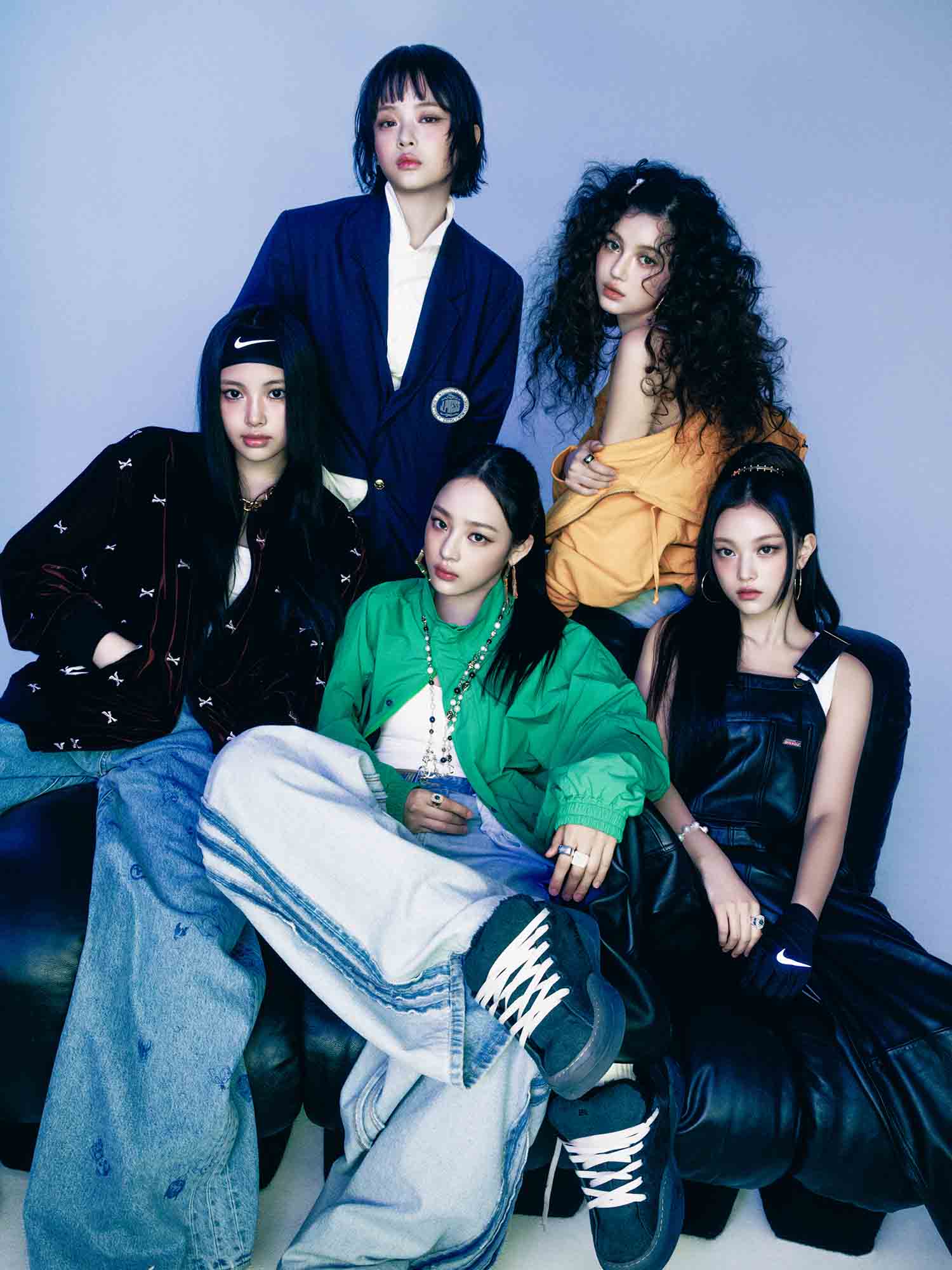 NewJeans được ra mắt vào tháng 8 năm 2022 gồm 5 thành viên: Hanni, Min Ji, Danielle, Hae Rin và Hye In. Khi ra mắt NewJeans được biết tới với tên gọi “em gái BTS“. Ảnh: Instagram nhân vật. 