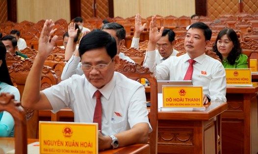 Đại biểu HĐND tỉnh Kiên Giang biểu quyết thông qua các dự thảo nghị quyết. Ảnh: Nguyên Anh