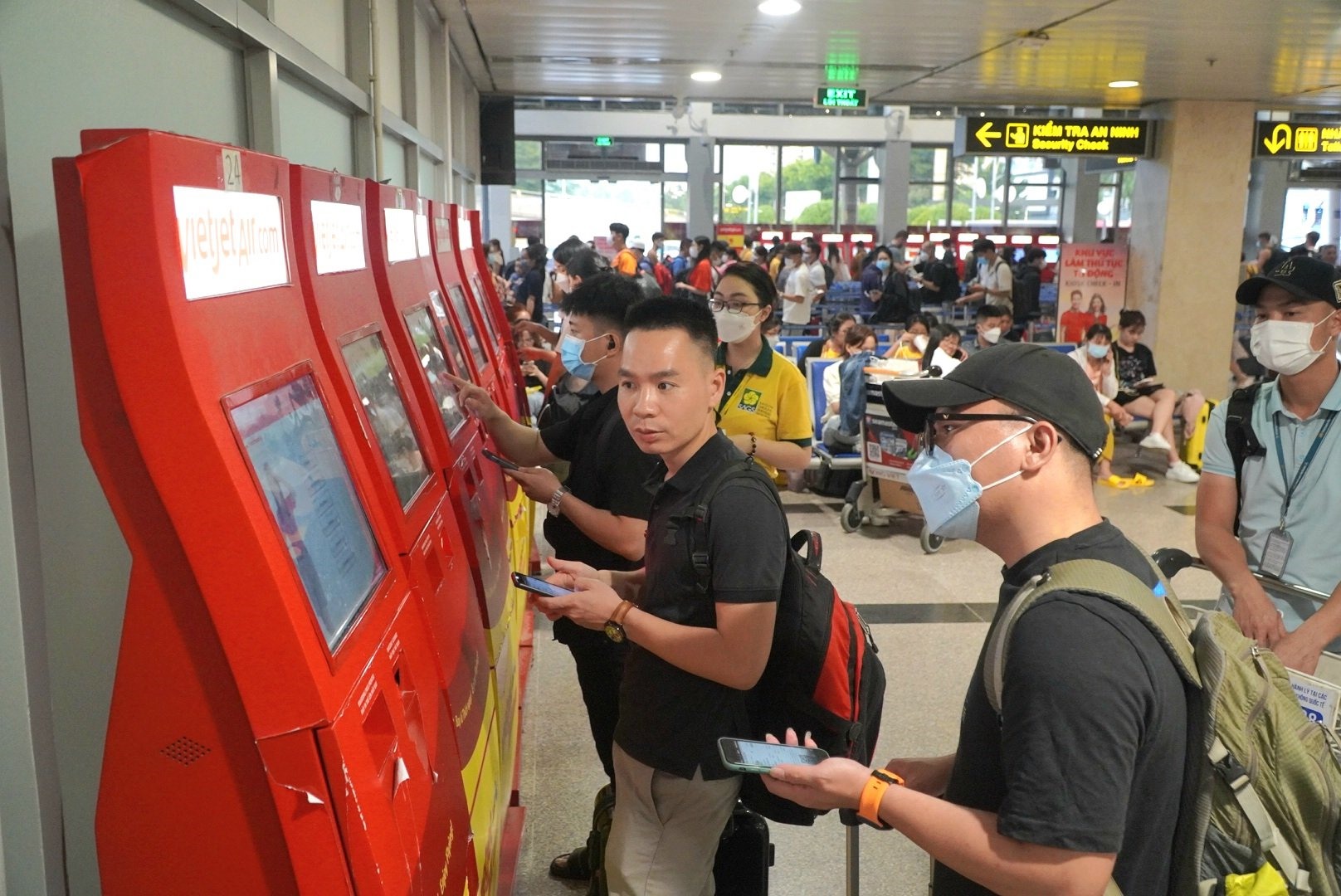 Hành khách làm thủ tục ở sảnh B ga quốc nội sân bay Tân Sơn Nhất tháng 8.2022. Ảnh: Chân Phúc