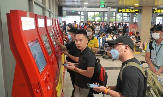 Hành khách làm thủ tục ở sảnh B ga quốc nội sân bay Tân Sơn Nhất tháng 8.2022. Ảnh: Chân Phúc