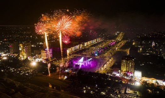 Bắn pháo hoa tại khai mạc Lễ hội du lịch biển Sầm Sơn năm  2023. Ảnh: Trần Lâm