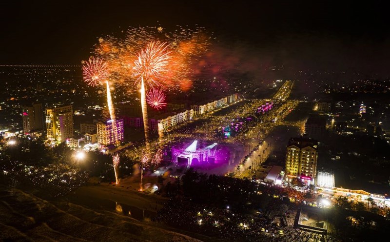 Bắn pháo hoa tại khai mạc Lễ hội du lịch biển Sầm Sơn năm  2023. Ảnh: Trần Lâm