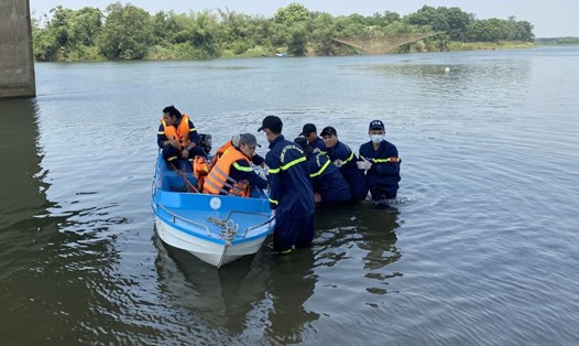 Lực lượng cứu hộ tìm kiếm nạn nhân bị mất tích. Ảnh: Phòng Cảnh sát Phòng cháy chữa cháy và cứu nạn cứu hộ Công an tỉnh Quảng Trị.