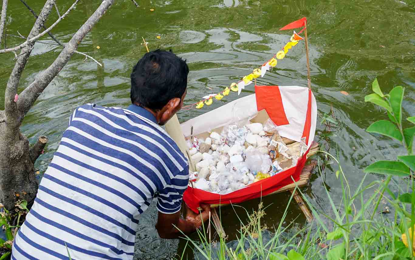 Các lễ vật như muối, gạo,.. được đặt trên một chiếc thuyền bằng bẹ chuối rồi thả ra sông.