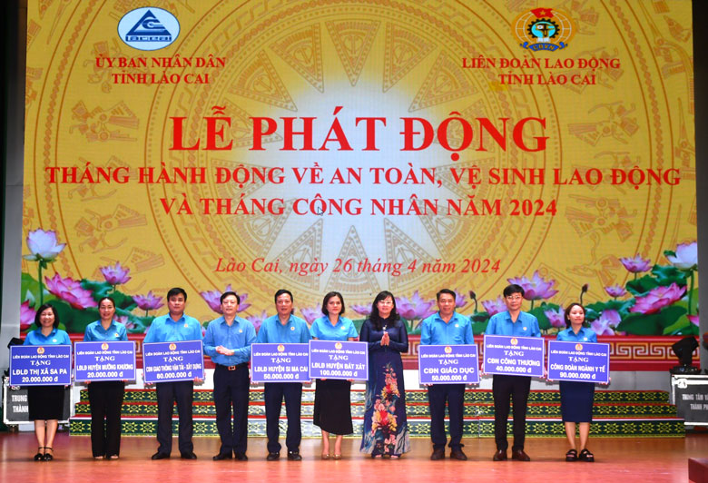 Trao hỗ trợ xóa nhà tạm, xây dựng nhà nhân ái của Liên đoàn Lao động tỉnh Lào Cai cho công đoàn ngành và liên đoàn lao động các huyện, thành phố, thị xã.