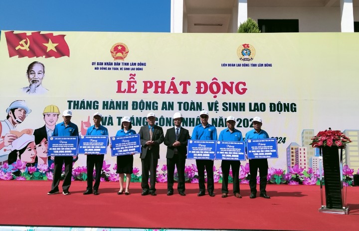 Liên đoàn Lao động tỉnh Lâm Đồng trao hỗ trợ 11 “Mái ấm Công đoàn” với tổng giá trị 530 triệu đồng. Ảnh: Đức Thiệm