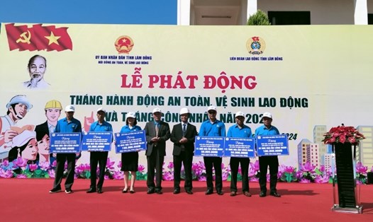 Liên đoàn Lao động tỉnh Lâm Đồng trao hỗ trợ 11 “Mái ấm Công đoàn” với tổng giá trị 530 triệu đồng. Ảnh: Đức Thiệm