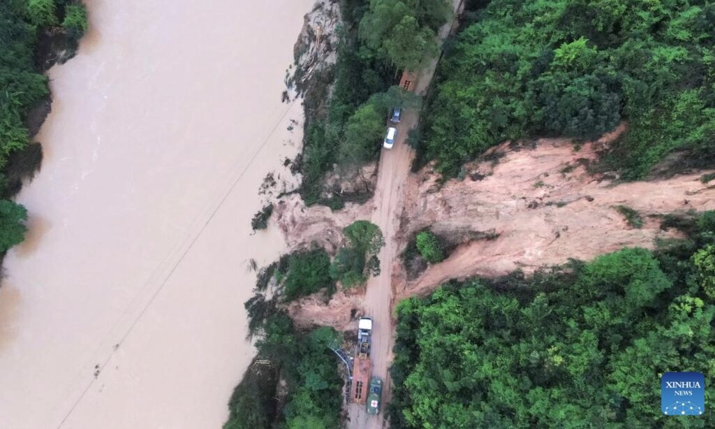 Con đường bị sạt lở trong lũ lụt ở Thiều Quan, tỉnh Quảng Đông, Trung Quốc. Ảnh: Xinhua