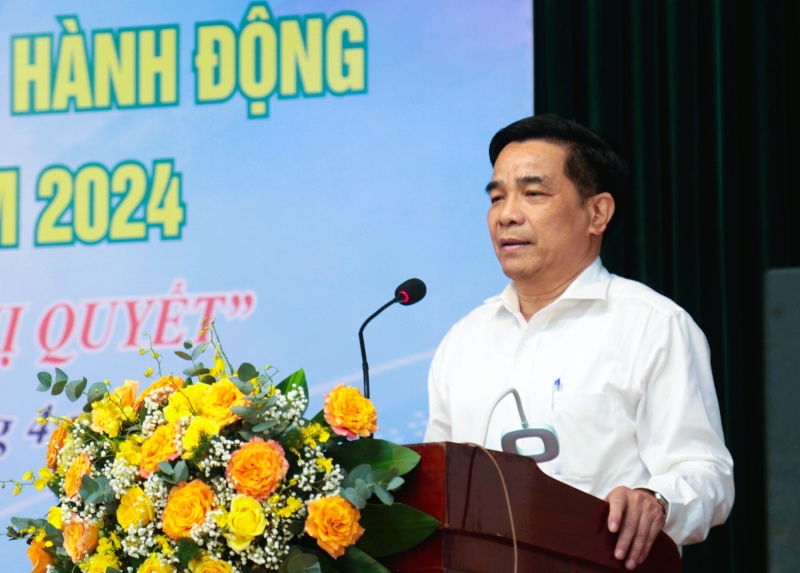Phó Bí thư Thường trực Tỉnh ủy Quảng Nam Lê Văn Dũng phát biểu tại lễ phát động Tháng Công nhân 2024. Ảnh: Thúy Hồng