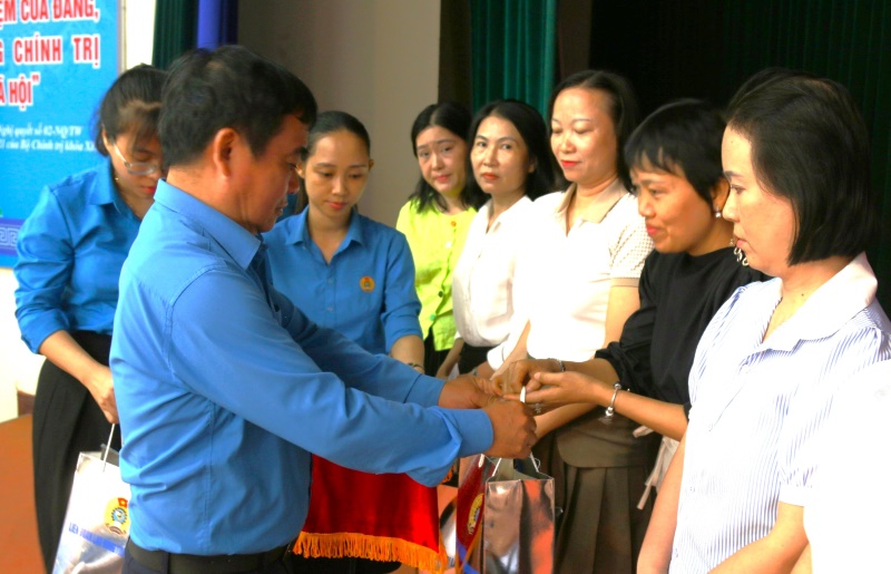 Lãnh đạo Công đoàn Quảng Nam trao quà cho các trường hợp khó khăn, mỗi suất 1 triệu đồng. Ảnh: LĐLĐ Quảng Nam.