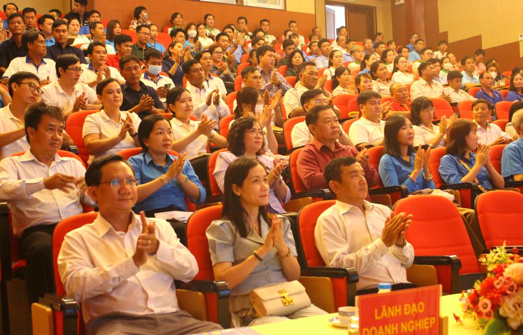 Hơn 150 đại biểu tham dự lễ phát động Tháng Công nhân gắn với Tháng hành động vê an toàn, vệ sinh lao động năm 2024 tỉnh An Giang. Ảnh: Lâm Điền