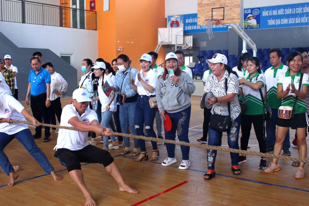 Niềm vui của đoàn viên, người lao động trong các trò chơi tại lễ phát động Tháng Công nhân. Ảnh: Lâm Điền