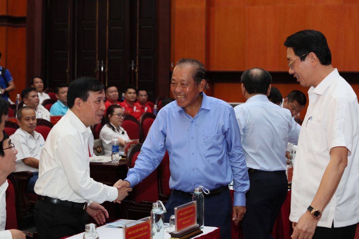 Nguyên Phó Thủ tướng Thường trực Chính phủ Trương Hòa Bình gặp gỡ Lãnh đạo tỉnh Thanh Hóa tại Chương trình. Ảnh: Đ.T