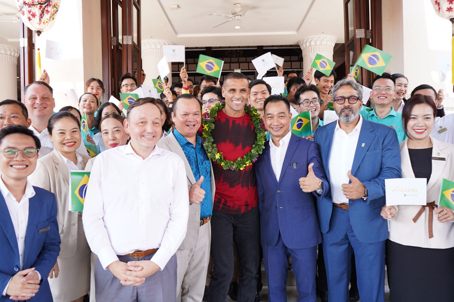 Huyền thoại Rivaldo được người hâm mộ chào đón khi đến Đà Nẵng. Ảnh: Nguyên Thi