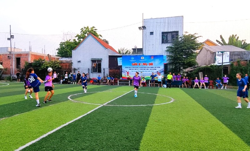 Giải bóng đá mini 5 người nam, nữ công nhân, lao động Quảng Nam diễn ra trong không khí sôi nổi, hấp dẫn. Ảnh: Hoàng Bin