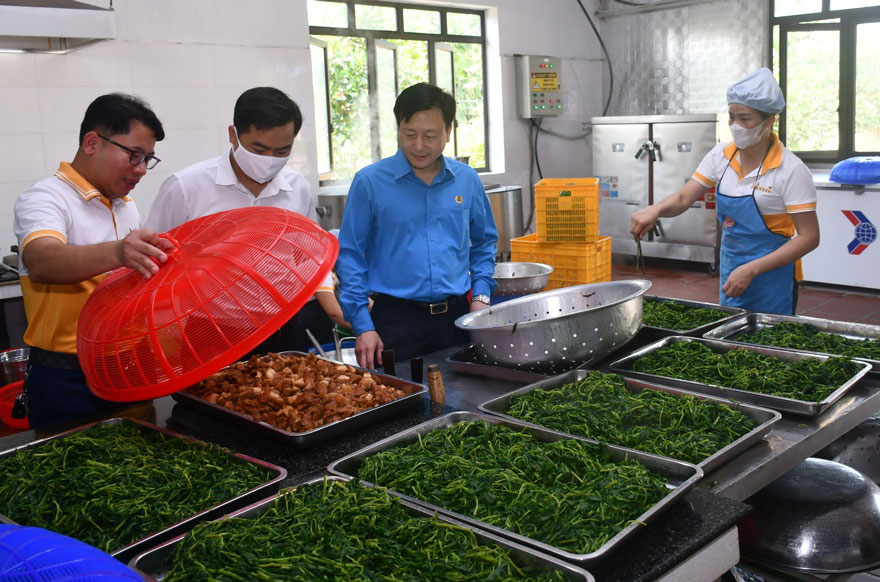 Đoàn công tác tham quan, kiểm tra điều kiện làm việc và sinh hoạt của người lao động tại công ty. Ảnh: Cao Cường