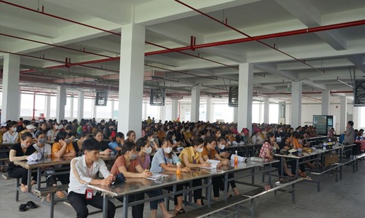 Tuyên truyền chính sách pháp luật cho hàng trăm công nhân tại Công ty TNHH Giày Rollsport Việt Nam. Ảnh: Quách Du
