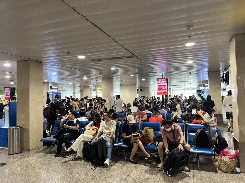 Nhiều chuyến bay bị thông báo chậm chuyến (delayed) khiến một số hành khách mệt mỏi vì phải chờ đợi kéo dài