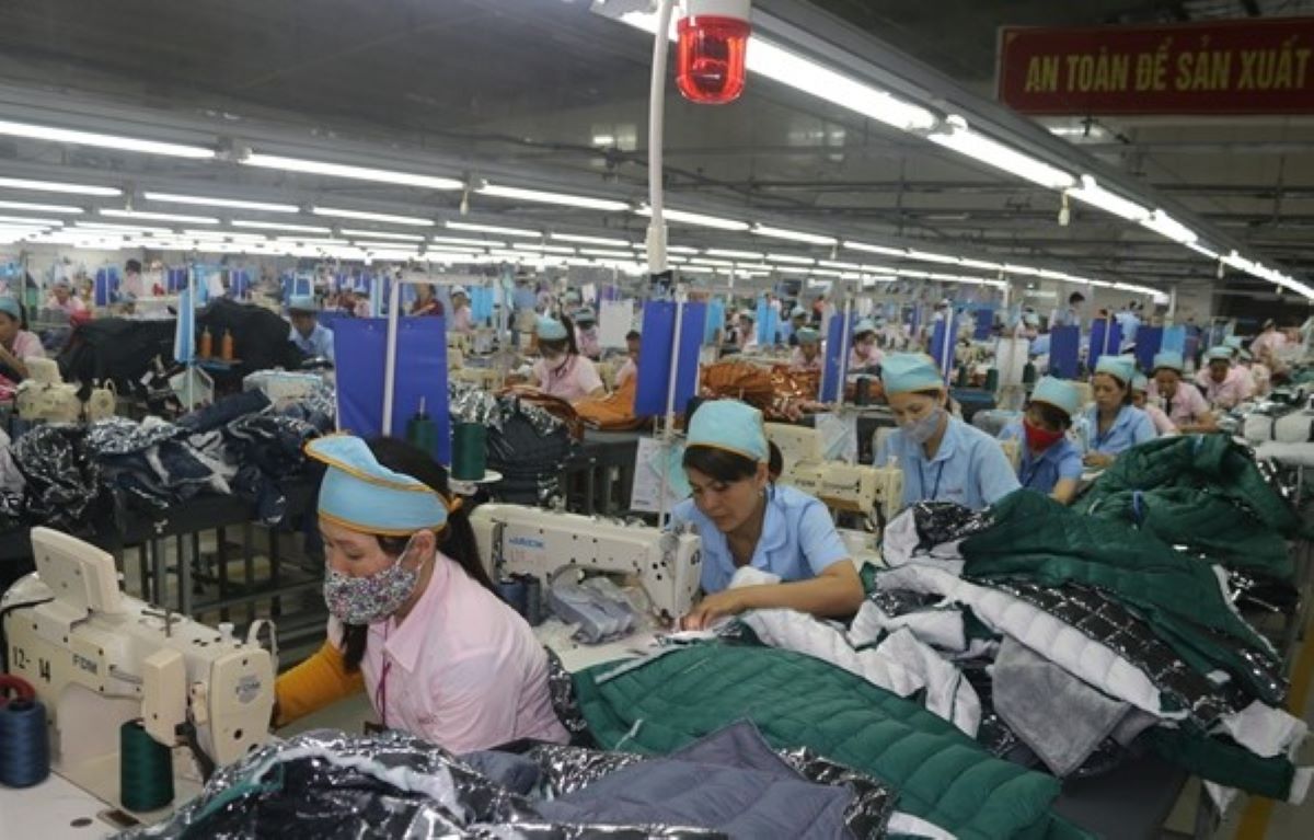 Công nhân Công ty TNHH May mặc xuất khẩu Appareltech Vĩnh Lộc thi đua lao động sản xuất, phấn đấu hoàn thành vượt mức các chỉ tiêu của doanh nghiệp. Ảnh: Lâm Du