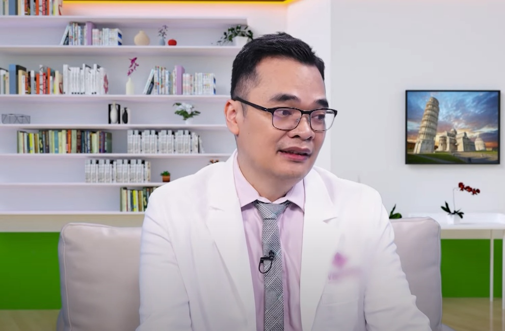 Bác sĩ tư vấn về việc tăng cân do mắc hội chứng buồng trứng đa nang. Ảnh: Bee