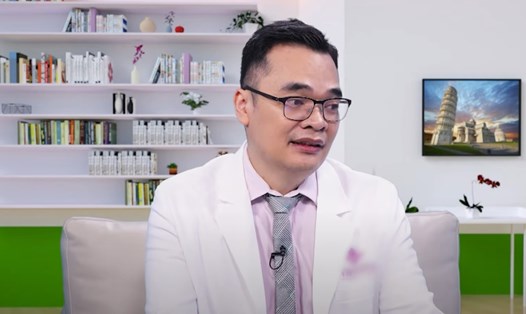 Bác sĩ tư vấn về việc tăng cân do mắc hội chứng buồng trứng đa nang. Ảnh: Bee