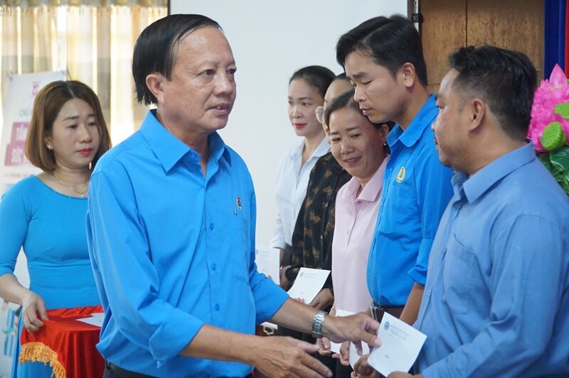 Chủ tịch LĐLĐ tỉnh Bạc Liêu Nguyễn Văn Khanh trao quà cho cán bộ công đoàn xuất sắc. Ảnh: Nhật Hồ