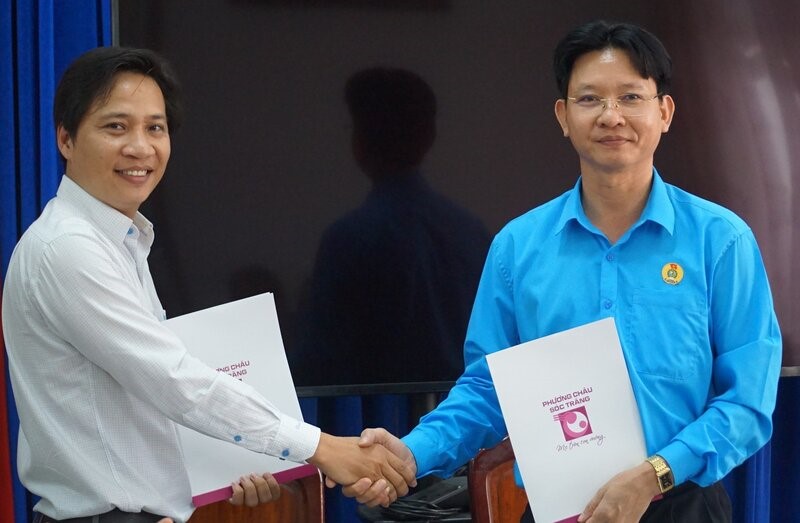 Lãnh đạo LĐLĐ tỉnh Bạc Liêu ký kết hợp tác với Bệnh viện Quốc tế Phương Châu Sóc Trăng. Ảnh: Nhật Hồ