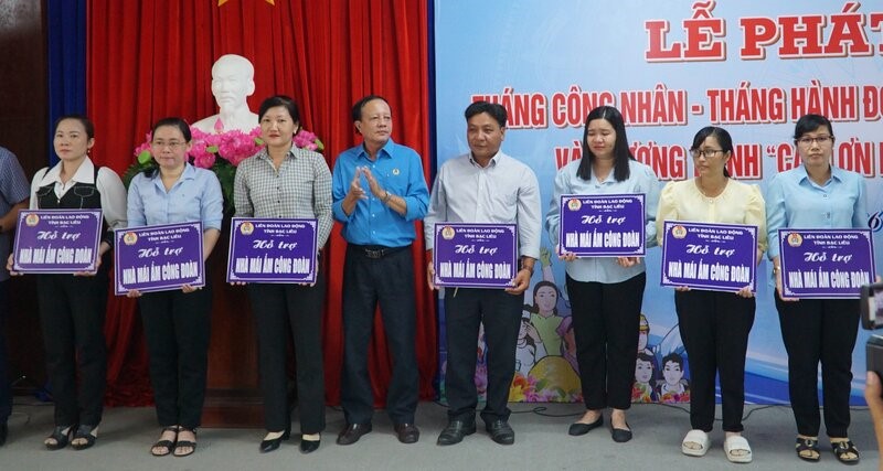 Tại lễ phát động Tháng Công nhân, LĐLĐ tỉnh trao tượng trưng 10 Mái ấm Công đoàn cho đoàn viên khó khăn về nhà ở. Ảnh: Nhật Hồ