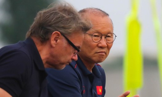 Huấn luyện viên Park Hang-seo và Troussier là hai người gần nhất dẫn dắt tuyển Việt Nam. Ảnh: VFF