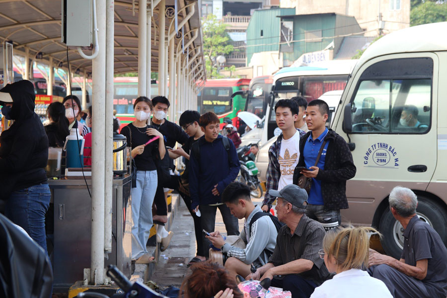 Ghi nhận chiều 26.4, tại bến xe Giáp Bát (Hoàng Mai, Hà Nội) nhiều người dân có mặt từ sớm để chờ giờ xuất bến. Ảnh: Linh Xuyến