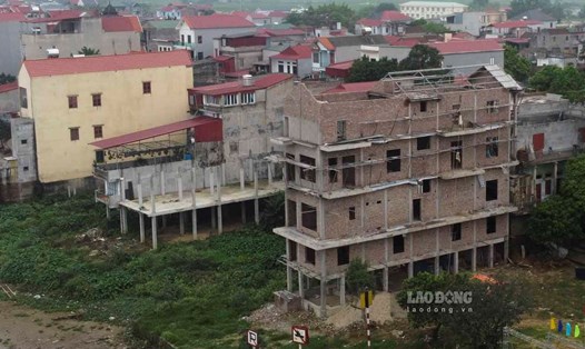 Ngôi nhà 5 tầng ở xã Tam Đa (huyện Yên Phong) xây trái phép lấn sông Cầu. Ảnh: Vân Trường
