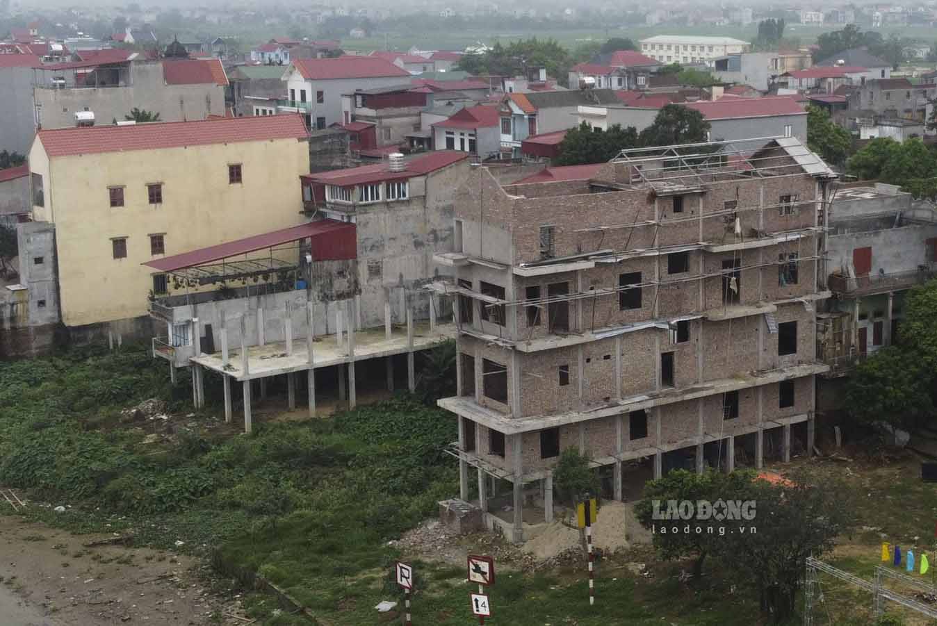 Ngôi nhà 5 tầng ở xã Tam Đa (huyện Yên Phong) xây trái phép lấn sông Cầu. Ảnh: Vân Trường 