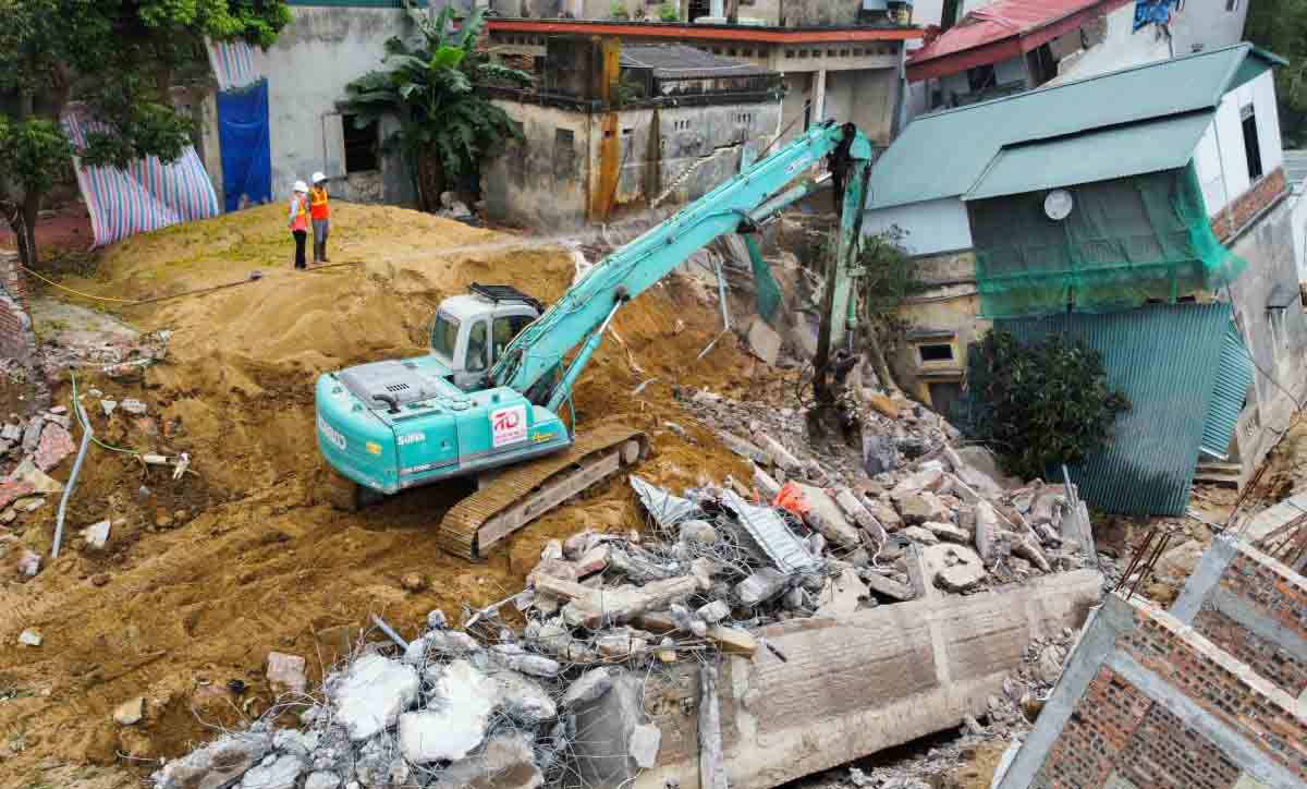 UBND TP. Bắc Ninh đã đưa máy móc tiến hành tháo dỡ 10 ngôi nhà, trong đó 7 nhà đã bị sụt lún, 3 nhà lân cận có nguy cơ tiếp tục sụt lún do sự cố sạt lở đê sông Cầu ở khu Vạn Phúc (phường Vạn An). Ảnh: Vân Trường